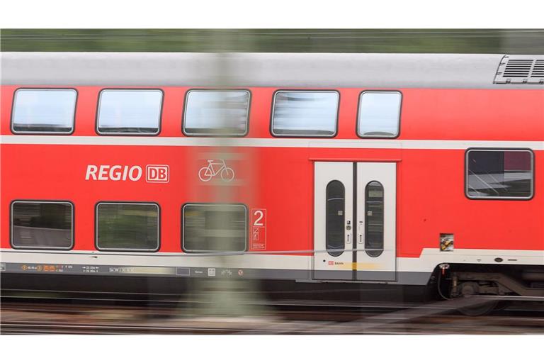 Nach dem Angriff bei einer Ticketkontrolle in einem Regionalexpress ist der Zugbegleiter gestorben. (Symbolbild)