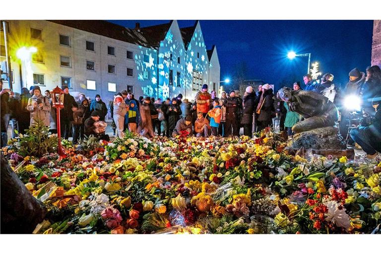 Nach dem Anschlag auf den Magdeburger Weihnachtsmarkt im Dezember 2024 legten  viele Menschen Blumen am Eingang der St.-Johannis-Kirche nieder.