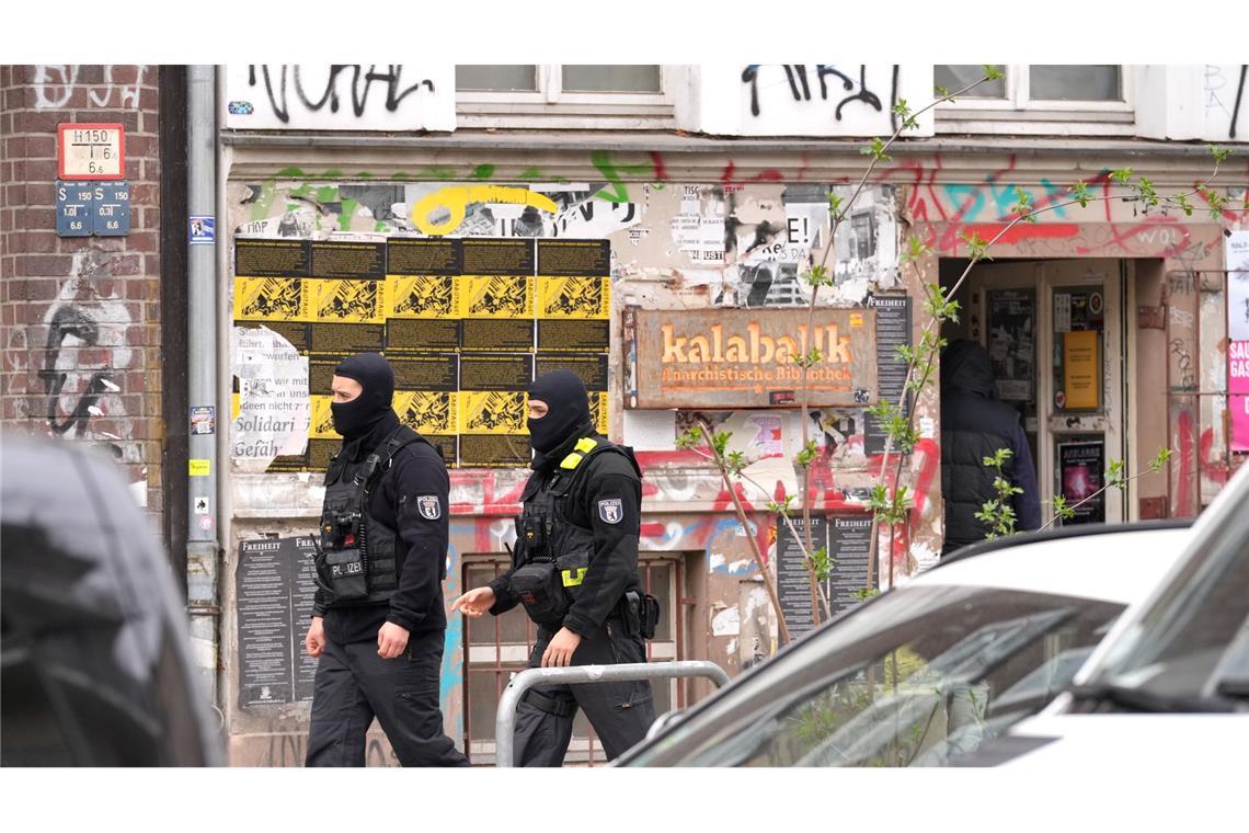 Nach dem Anschlag auf Stromleitungen zum Berliner Techpark Adlershof 2025 durchsucht die Polizei Wohnungen in mehreren Bundesländern.