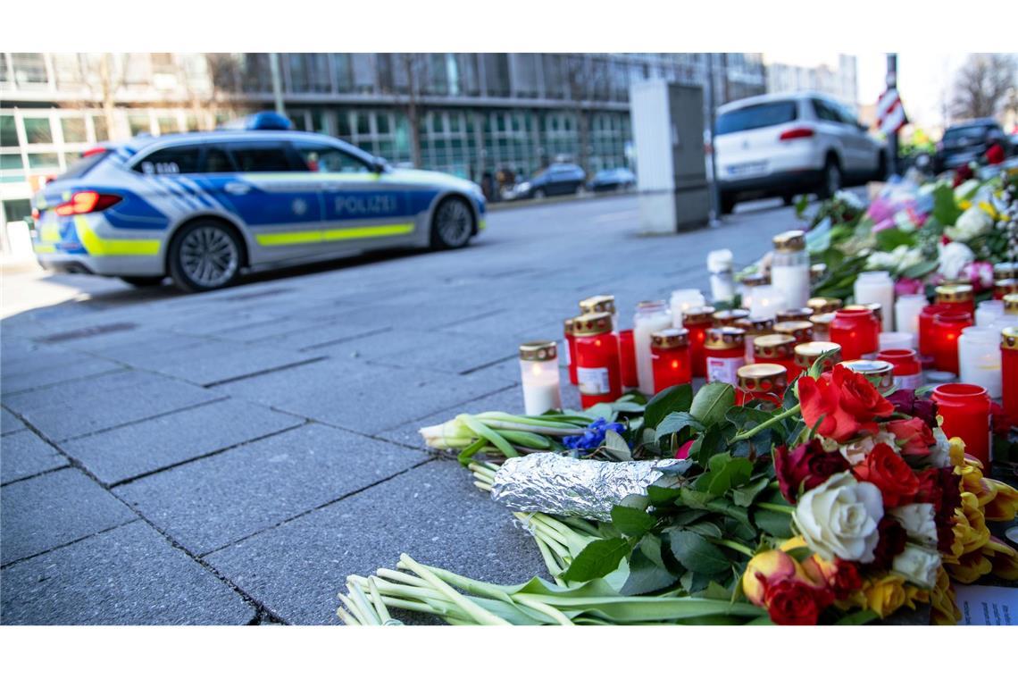 Debatte über Kontakte mit Taliban nach Anschlag von München Nach dem Anschlag haben Menschen Blumen niedergelegt und Kerzen aufgestellt. (Archivbild)
