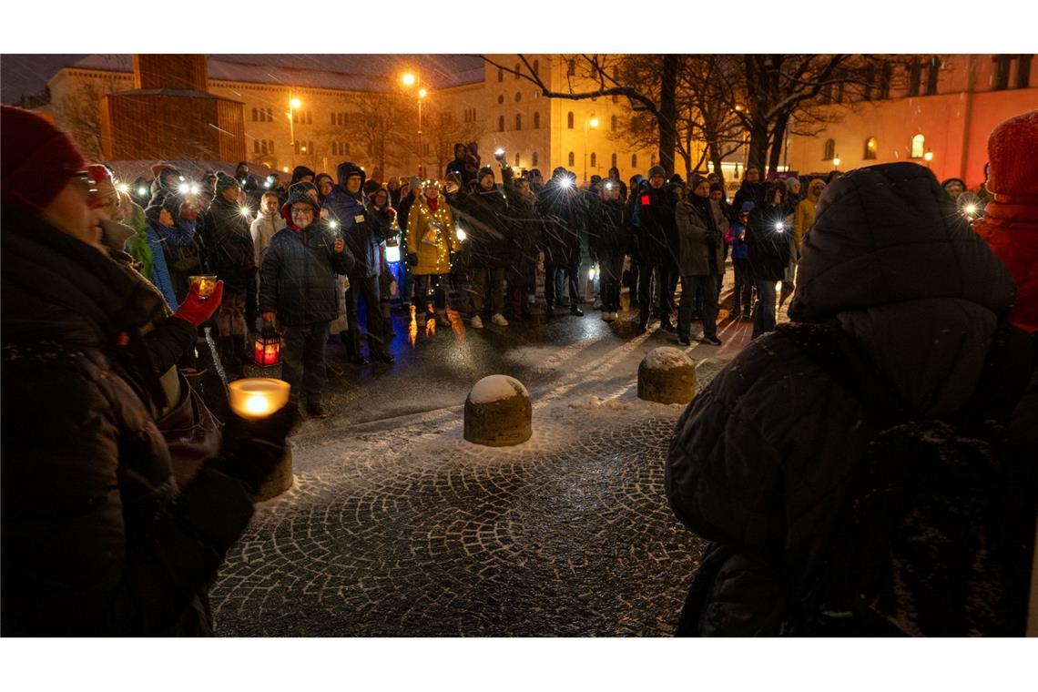 Debatte über Kontakte mit Taliban nach Anschlag von München Nach dem Anschlag von München ist die Betroffenheit groß - bei einer Lichterkette versammelten sich am Abend zahlreiche Menschen.