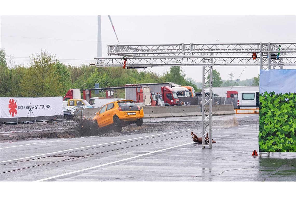 Studie zu Wildunfällen: Ausweichen macht es schlimmer Nach dem Ausweichen landet das Auto beim Crashtest im Straßengraben.