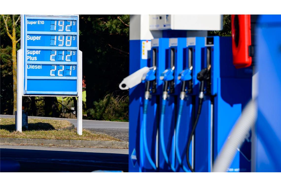 Nach dem Beginn des Iran-Kriegs sind in Deutschland die Spritpreise in die Höhe geschossen. (Symbolbild)