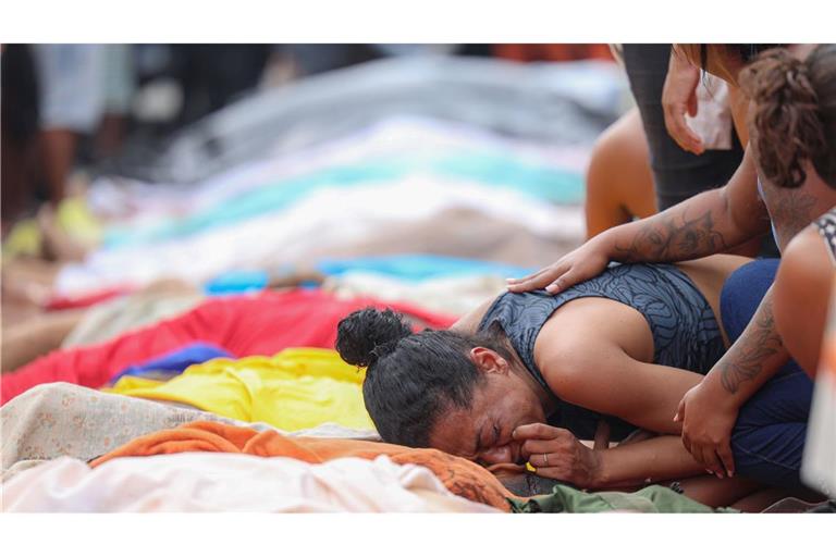 Polizei in Rio: Neun Drogenchefs unter den rund 120 Toten Nach dem blutigen Polizeieinsatz wird um die Getöteten getrauert. Menschenrechtsorganisationen fordern eine Untersuchung.