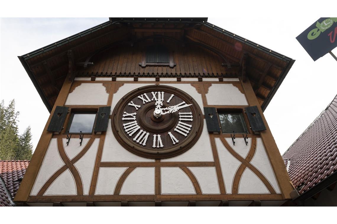 Festnahmen nach Brand nahe weltgrößter Kuckucksuhr Nach dem Brand einer früheren Gaststätte gegenüber dem Uhrenmuseum mit der weltgrößten Kuckucksuhr haben Ermittler zwei Männer vorläufig festgenommen (Symbolfoto).