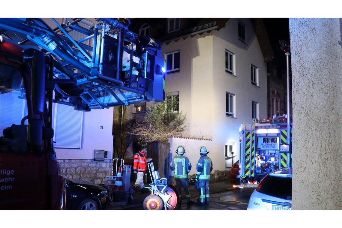 Nach dem Brand hat die Feuerwehr eine tote Frau aus dem Gebäude geholt.