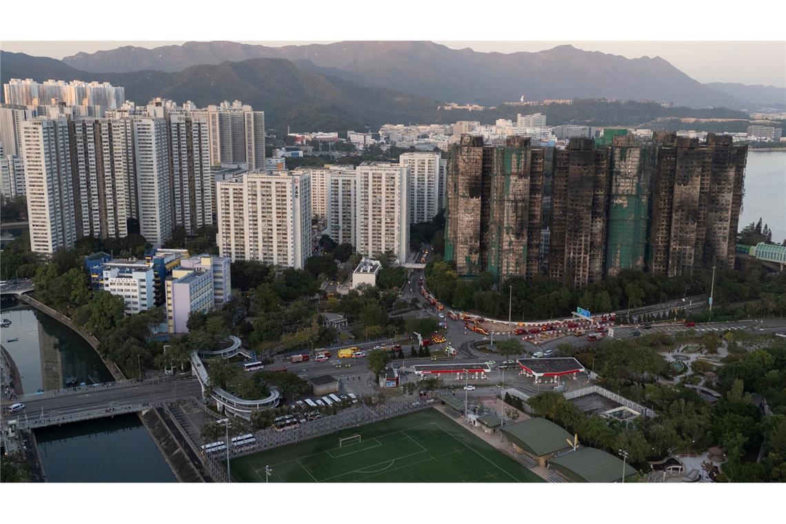 Nach dem Brand in einer Wohnanlage in Hongkong gelten weiterhin rund 200 Personen als vermisst.