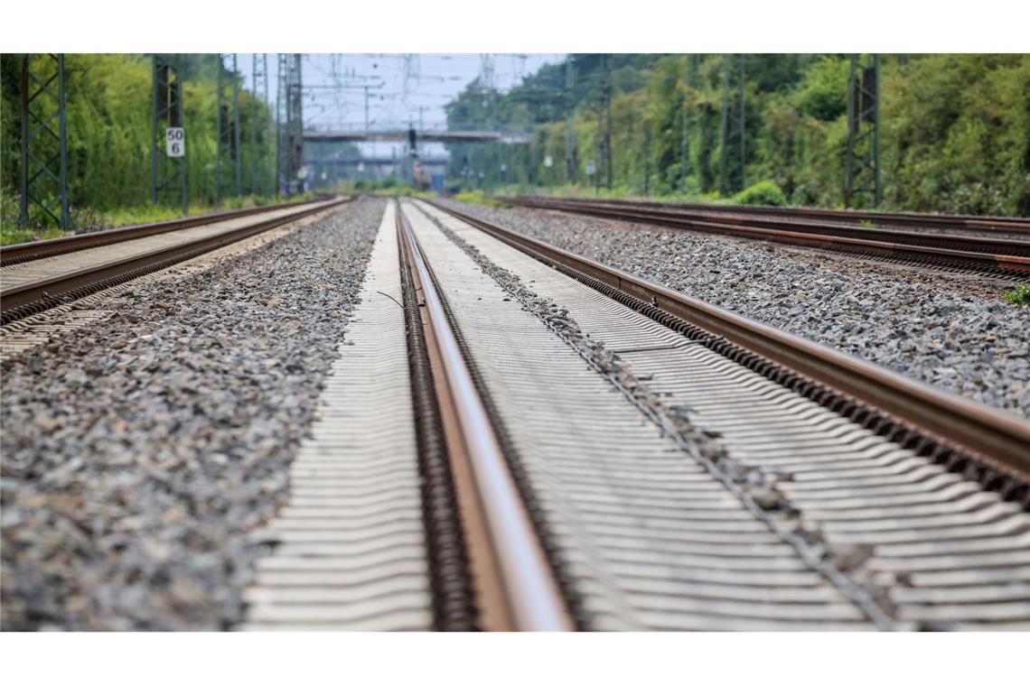 Nach dem Brandanschlag auf die Bahnstrecke Düsseldorf-Duisburg ist die bundesweite Hauptlinie der Bahn wieder für den Zugverkehr freigegeben.