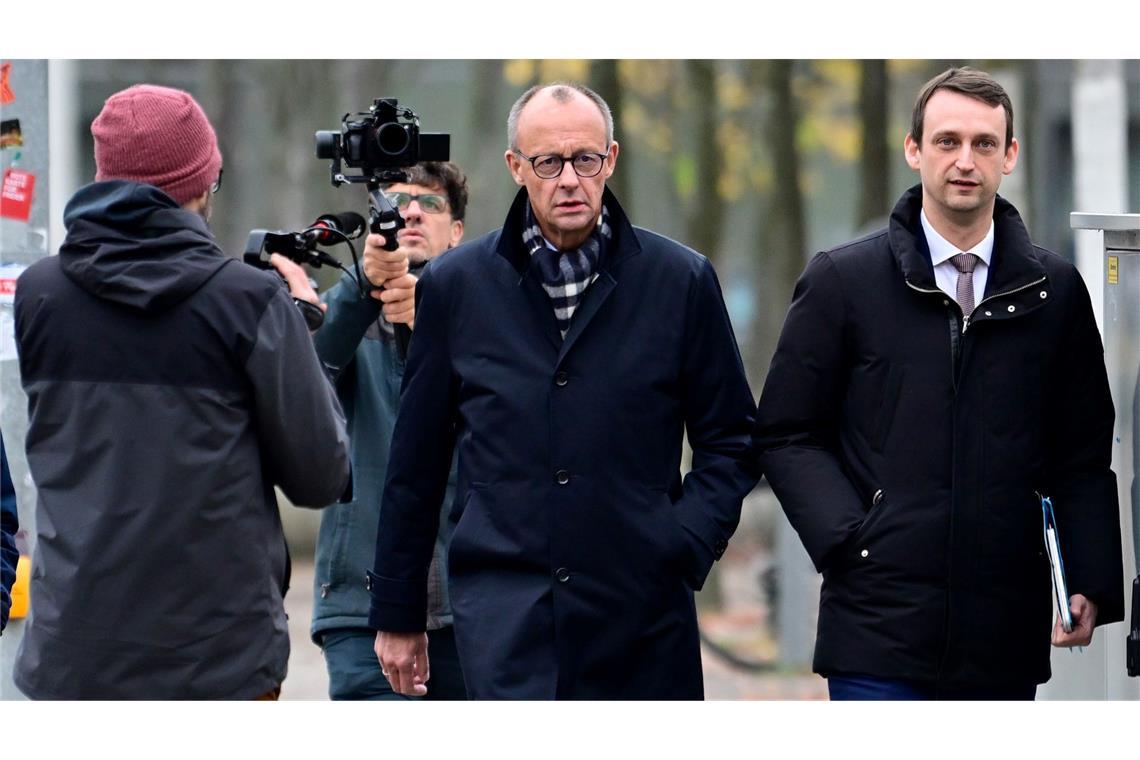 Merz bei Steinmeier - Gespräch mit Scholz ergebnislos Nach dem Bruch der Ampel drückt die Union aufs Tempo. Deren Kanzlerkandidat Friedrich Merz verlangt von Bundeskanzler Scholz, die Vertrauensfrage am besten sofort zu stellen.