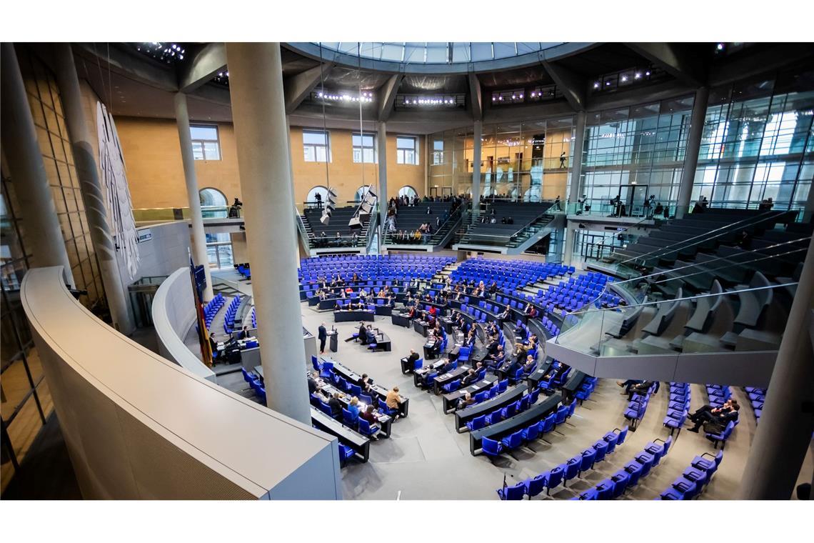 Bundestag stimmt Absicherung des Deutschlandtickets zu Nach dem Bundestag muss noch der Bundesrat der Finanzierung des Tickets für 2025 zustimmen.