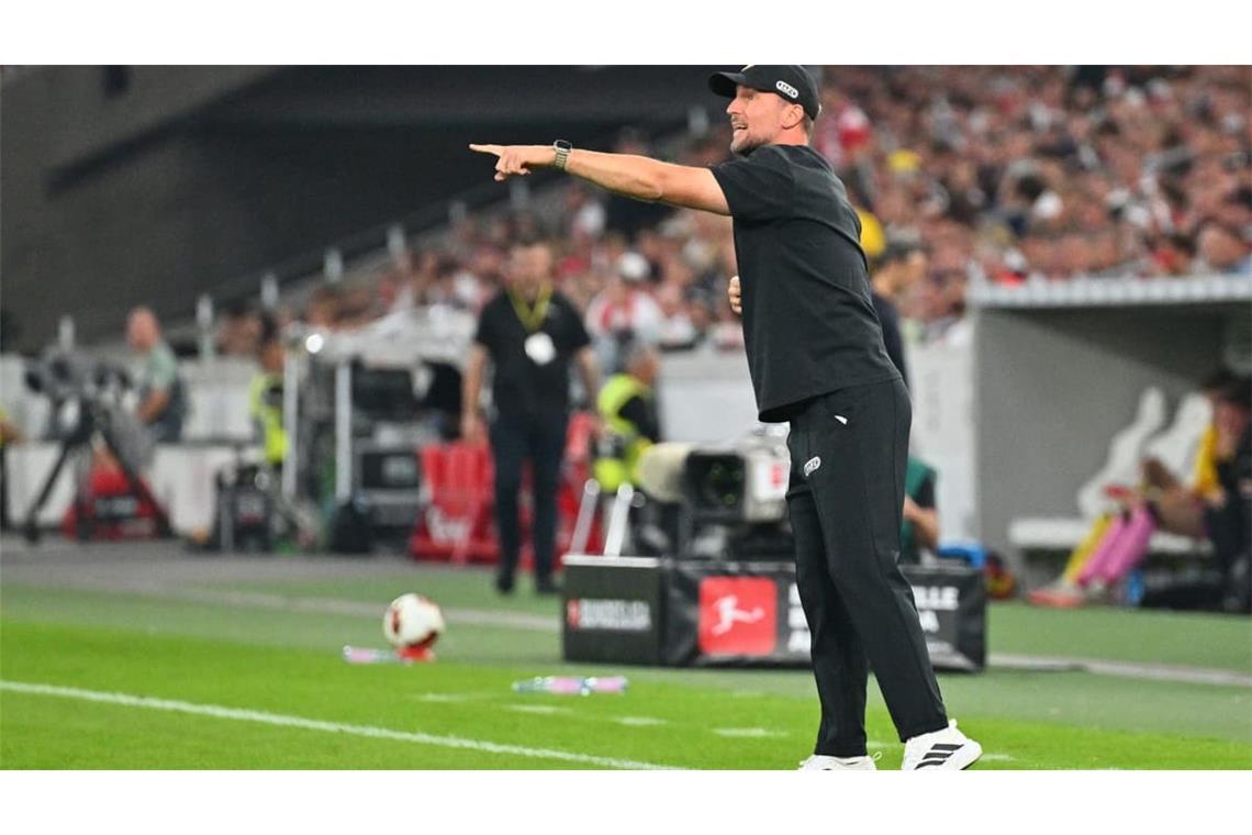 Nach dem BVB-Treffer wurde die Partie lebhafter – VfB-Trainer Sebastian Hoeneß gab an der Seitenlinie lautstark Anweisungen.