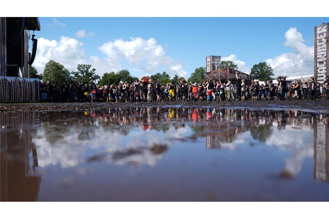 Regenmassen verwandeln Wacken in Schlammfeld Nach dem Dauerregen zeigt sich auch die Sonne über dem Wacken Open Air.