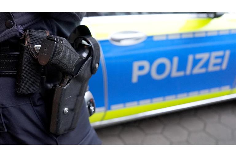 Nach dem derzeitigen Stand der Ermittlungen hat der 33-Jährige laut Polizei die Einsatzkräfte mit einer Schere angegriffen. (Symbolbild)