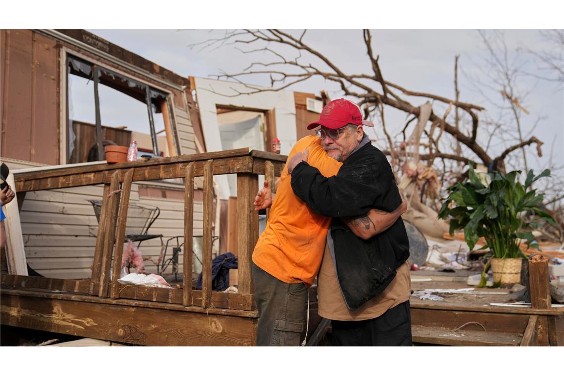 Tornados wüten in den USA - Mindestens 34 Tote Nach dem Durchzug eines Tornados in Missouri spenden sich Freunde Trost und räumen auf.