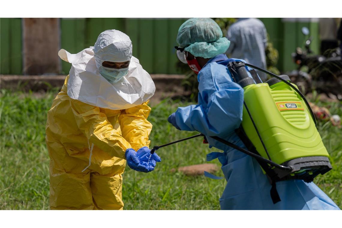 Nach dem Ebolaausbruch im Kongo und in Uganda gibt es bereits mehr als 900 Verdachtsfälle vor allem in der Demokratischen Republik Kongo. (Archivbild)