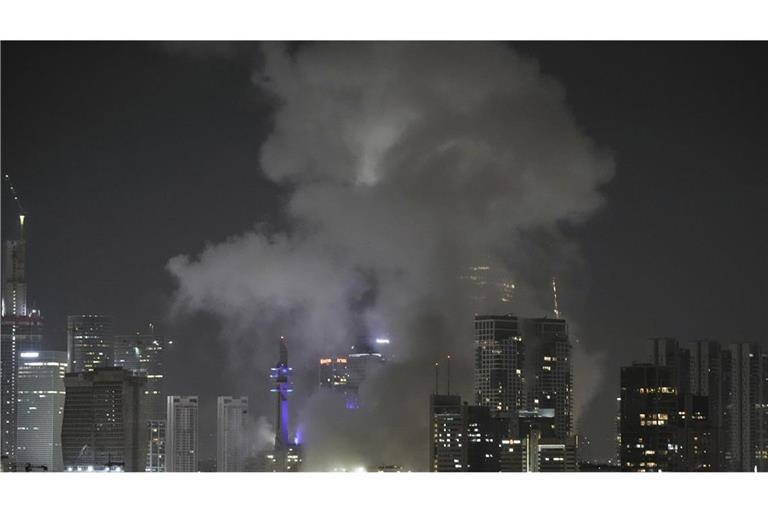 Nach dem Einschlag einer iranischen Rakete steigt Rauch auf über Tel Aviv. Der Grünen-Politiker Oliver Hildenbrand erlebte diese Nacht in Schutzräumen in der Metropole.