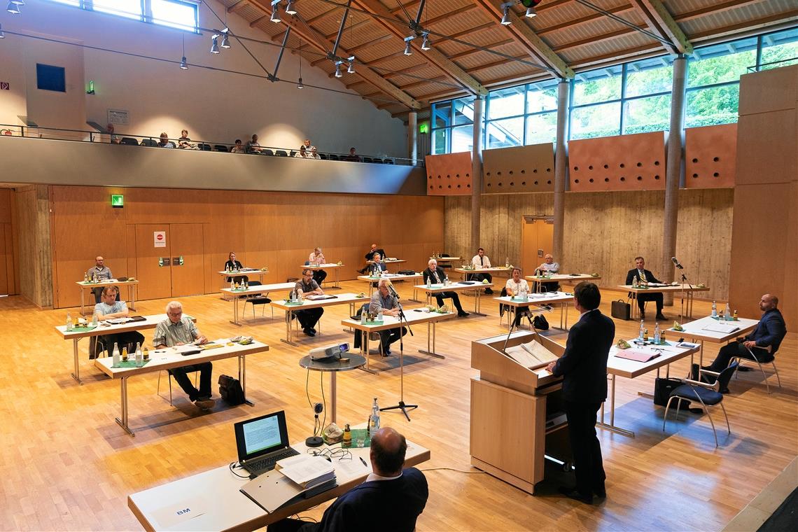 Videokonferenzen nur im Ausnahmefall Nach dem ersten Lockdown im Frühjahr 2020 hat es einige Zeit gedauert, bis der Gemeinderat wieder zu einer Sitzung zusammenkommen konnte. Die Aufnahme zeigt das erste Treffen im vergangenen Jahr Anfang Mai. Mit dem aktuellen Beschluss gibt es nun die Möglichkeit, auch über eine Videokonferenz zu tagen. Archivfoto: J. Fiedler