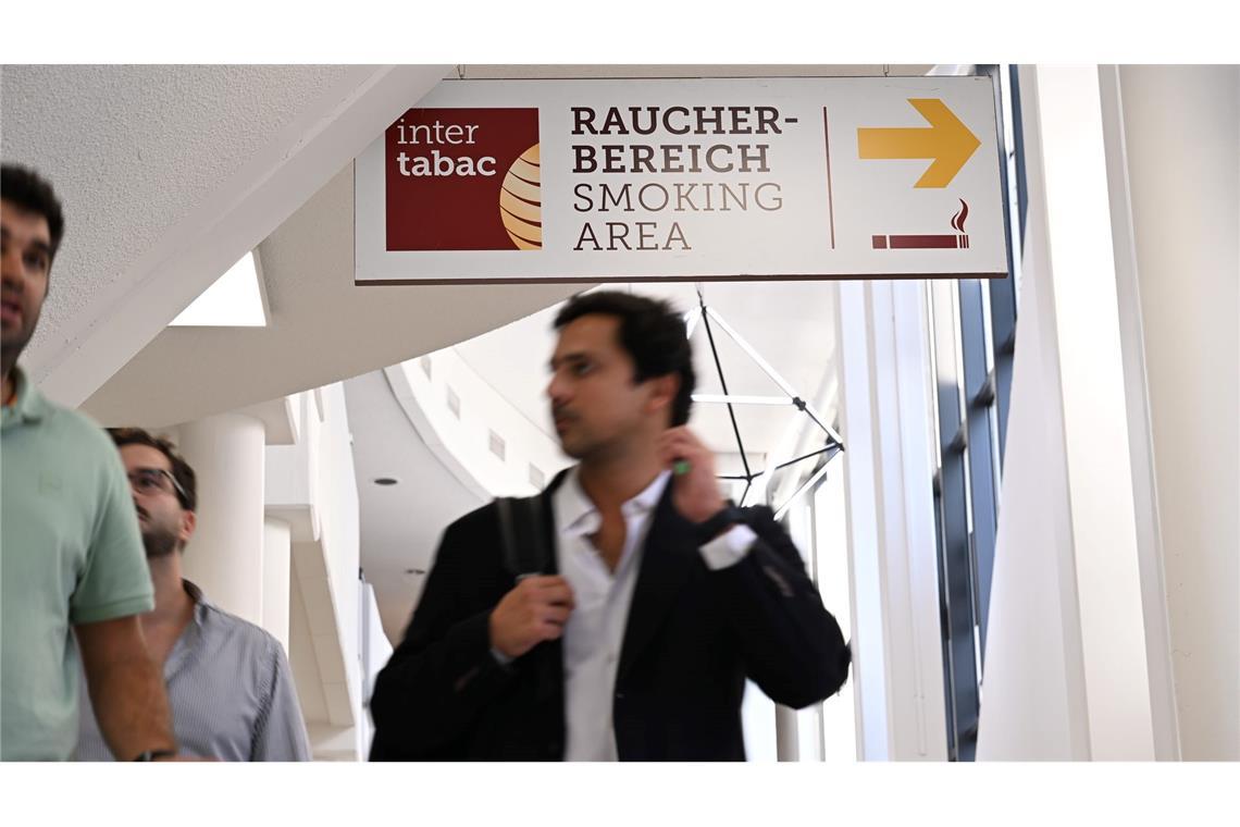 Nach dem ersten Messetag der Intertabac gehen Besucher zum Ausgang - die Fachmesse geht noch bis Samstag.