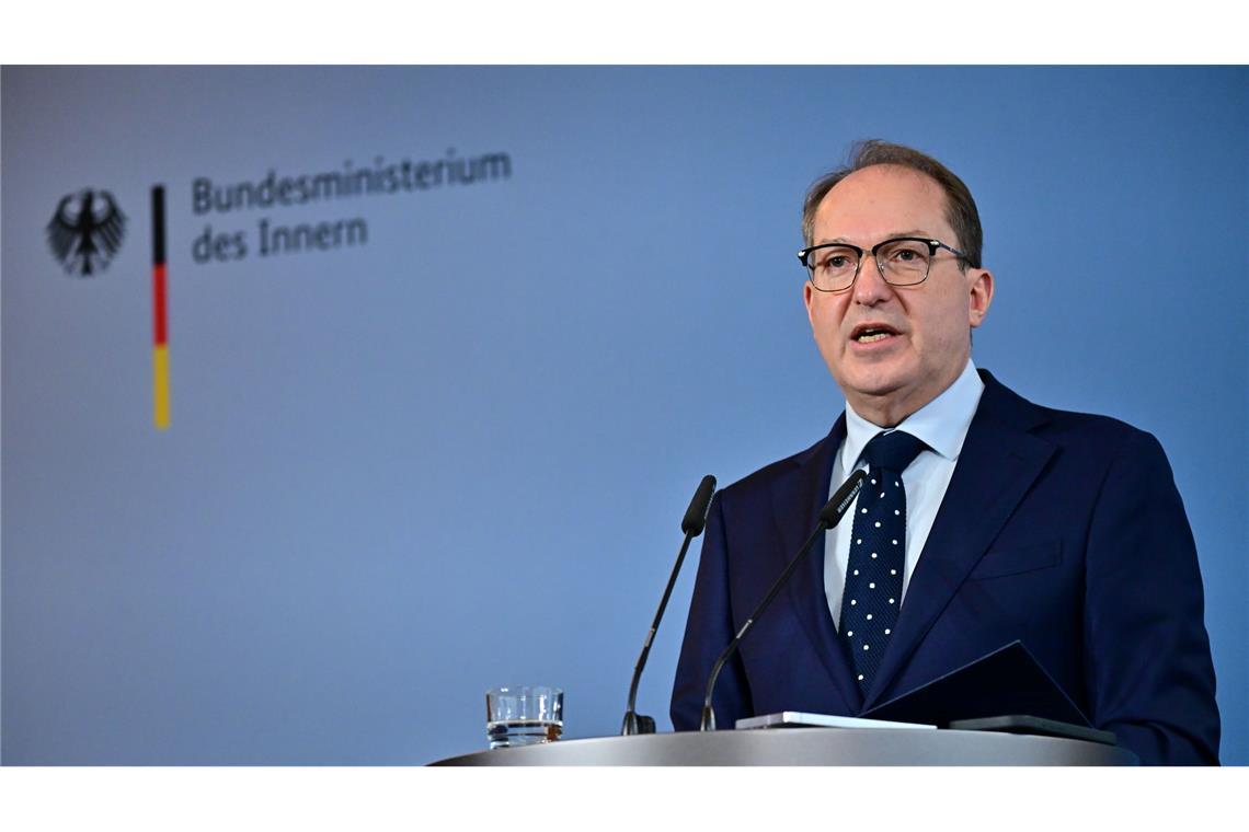 Nach dem Etappensieg der AfD vor Gericht lässt Dobrindt sein Haus ein wichtiges Gutachten nachprüfen.