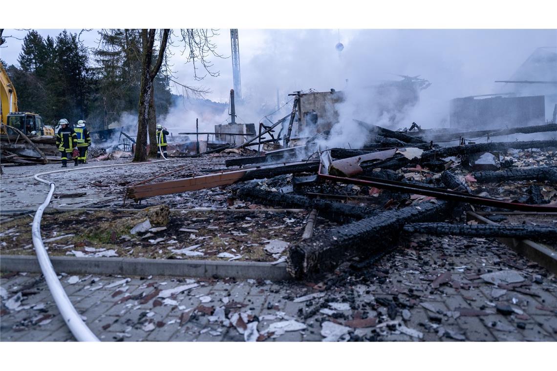 Flammen im "Freizeit-Land Geiselwind" in Bayern Nach dem Feuer qualmt es noch vielerorts.