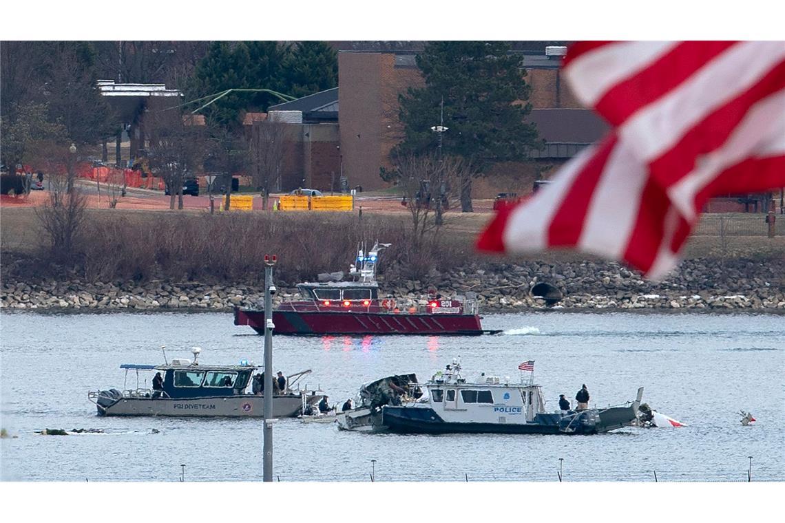 Medien: US-Luftfahrtbehörde schränkt Hubschrauberverkehr ein Nach dem Flugzeugunglück in Washington läuft die Bergung von Todesopfern und die Suche nach der Ursache für den Absturz.