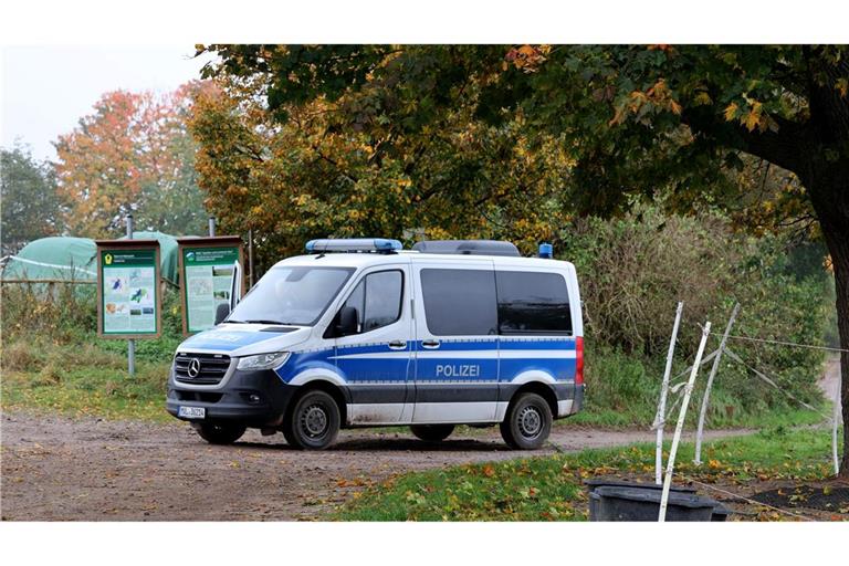 Nach dem Fund einer Kinderleiche bei Güstrow haben Polizisten mit der neuerlichen Absuche des Gebietes am Dorfrand von Klein Upahl bei Güstrow begonnen.