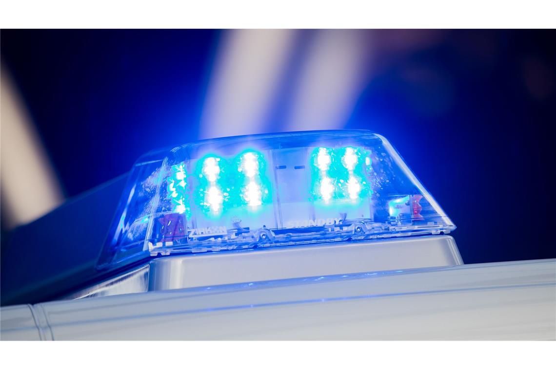 Nach dem Fund eines Schwerverletzten in einer Baugrube geht die Polizei einer Vermutung nach. (Symbolbild)