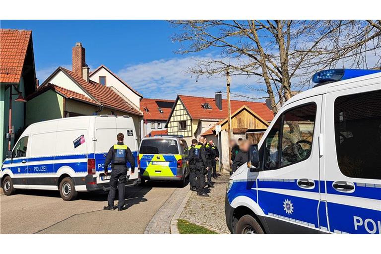 Nach dem Fund von vier Leichen in Klettbach (Thüringen) geht die Polizei davon aus, dass ein 49-Jähriger seine Frau, zwei Kinder und sich selbst umgebracht hat.