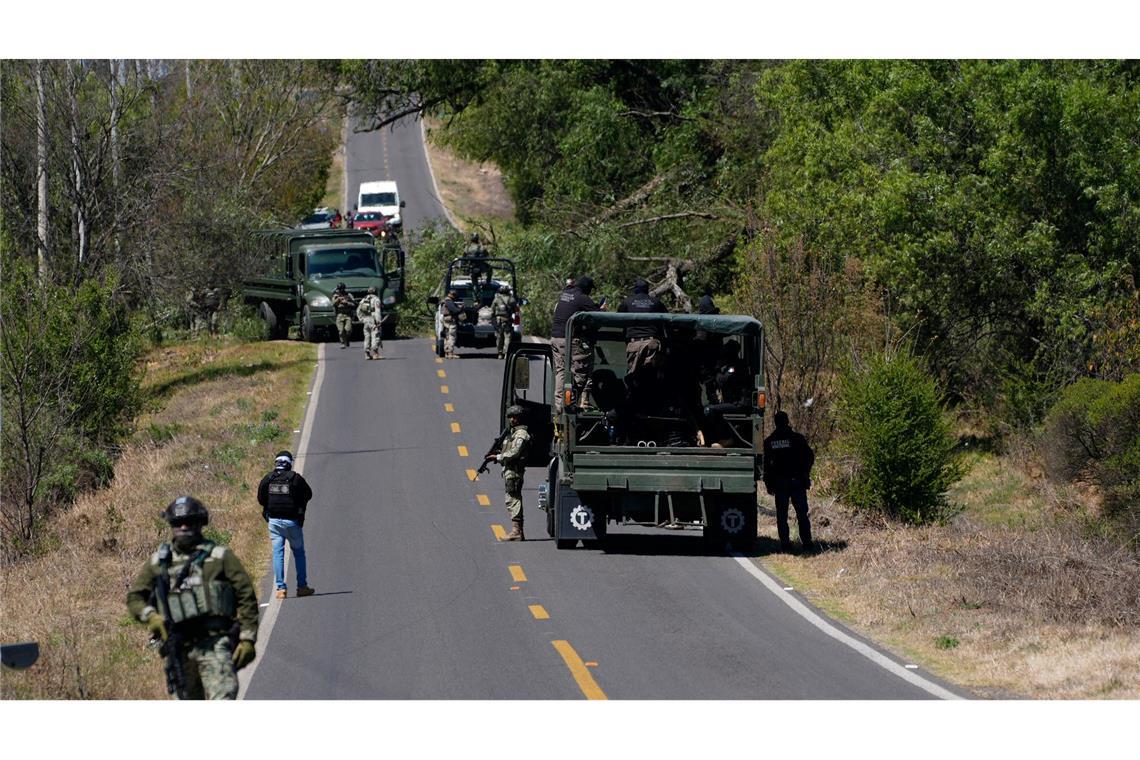 Nach dem Gewaltausbruch in Mexiko räumen Soldaten die von Bandenmitgliedern eingerichteten Straßensperren.