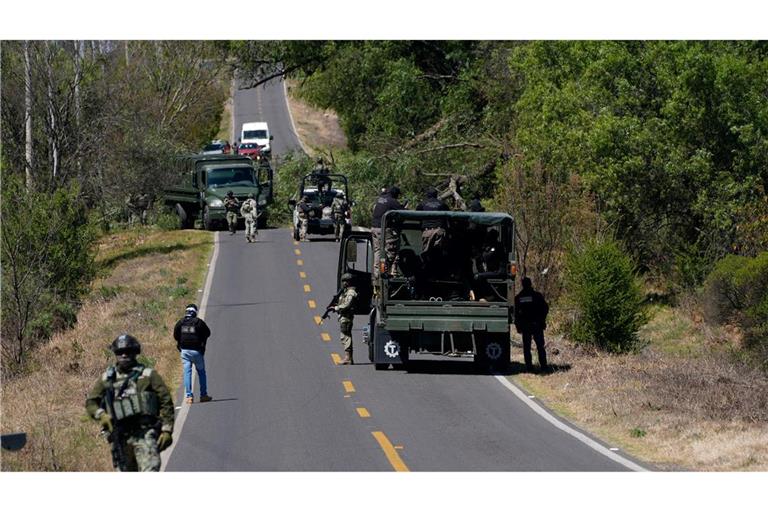 Nach dem Gewaltausbruch in Mexiko räumen Soldaten die von Bandenmitgliedern eingerichteten Straßensperren.