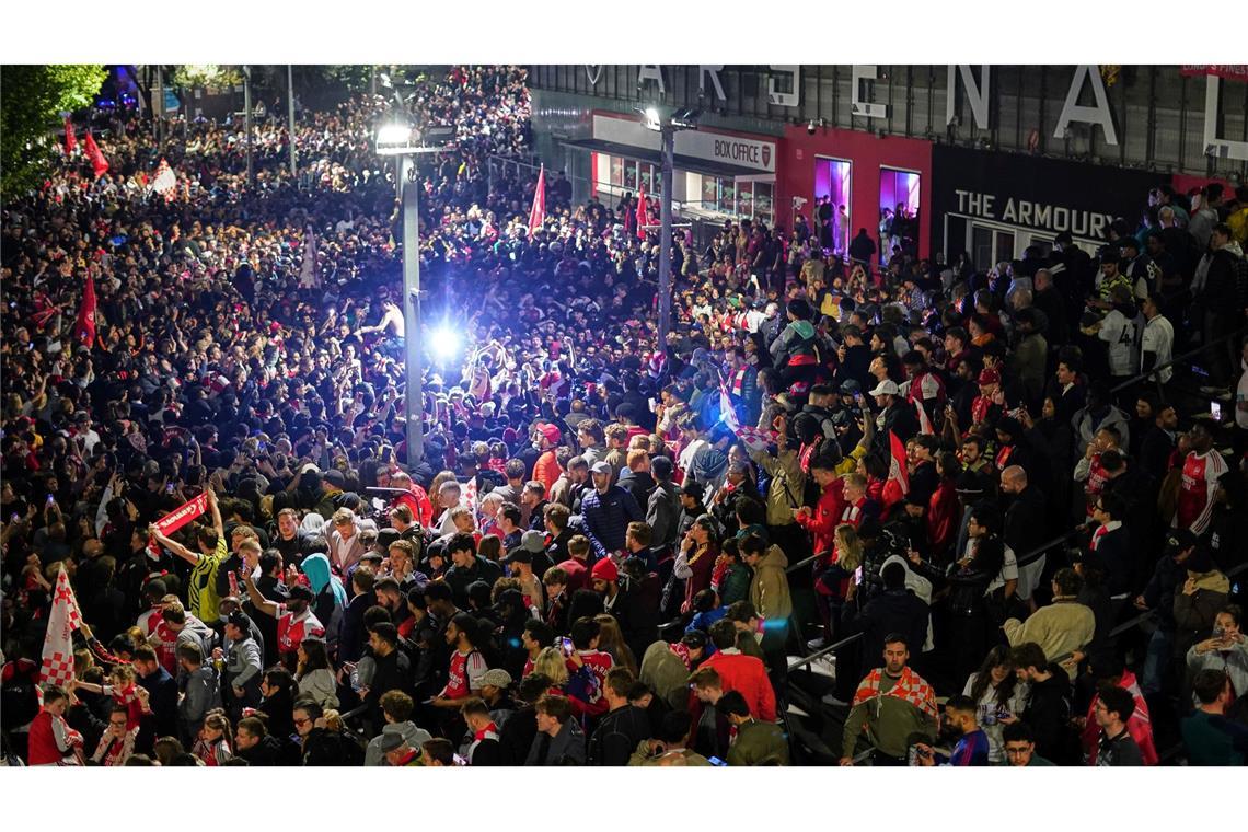 Nach dem Gewinn der Meisterschaft feierten Tausende Arsenal-Fans bis in die Morgenstunden am Stadion.