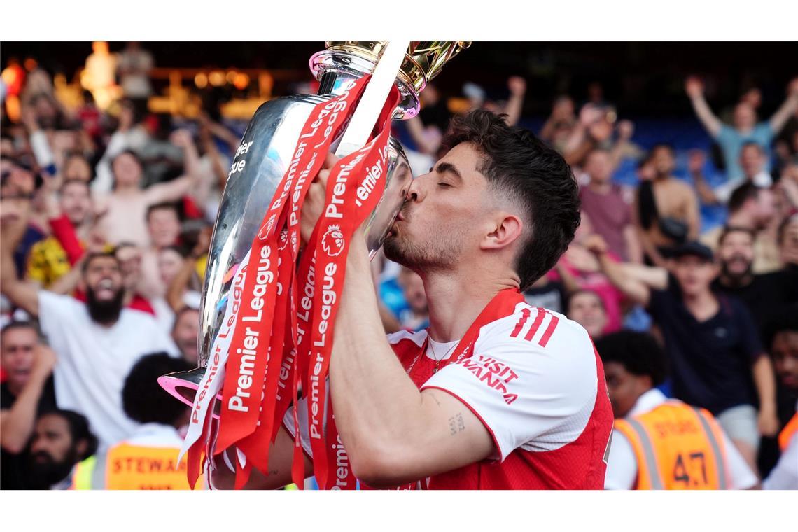 Nach dem Gewinn der Premier League: Kai Havertz küsst den Pokal. (Archivbild)