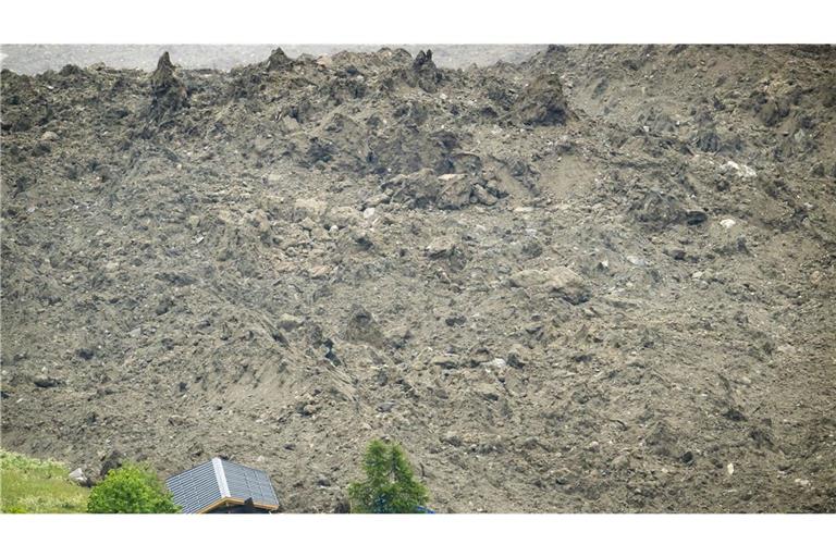 Nach dem gigantischen Gletscherabbruch im Schweizer Lötschental droht nun eine Flutwelle.