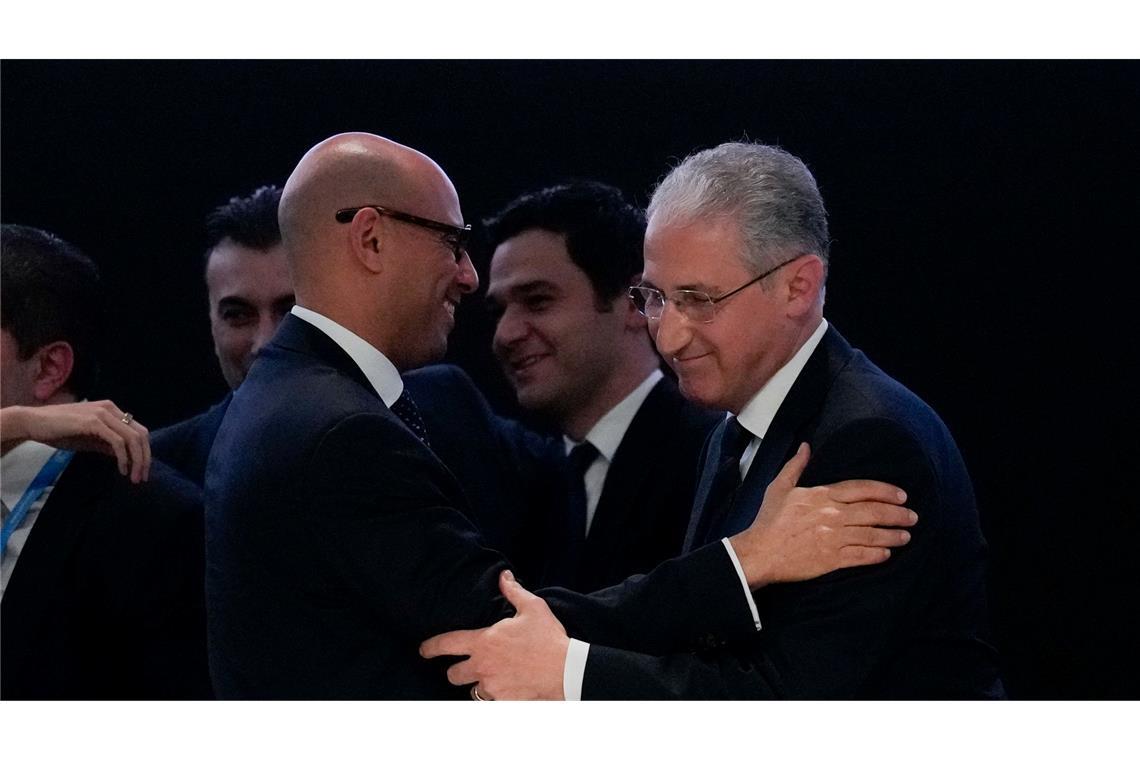 Verrat oder Fortschritt? Klimagipfel endet nach Verlängerung Nach dem Hammerschlaf umarmen sich Mukhtar Babayev, Präsident der COP29, (rechts) und UN-Klimachef Simon Stiell (links).