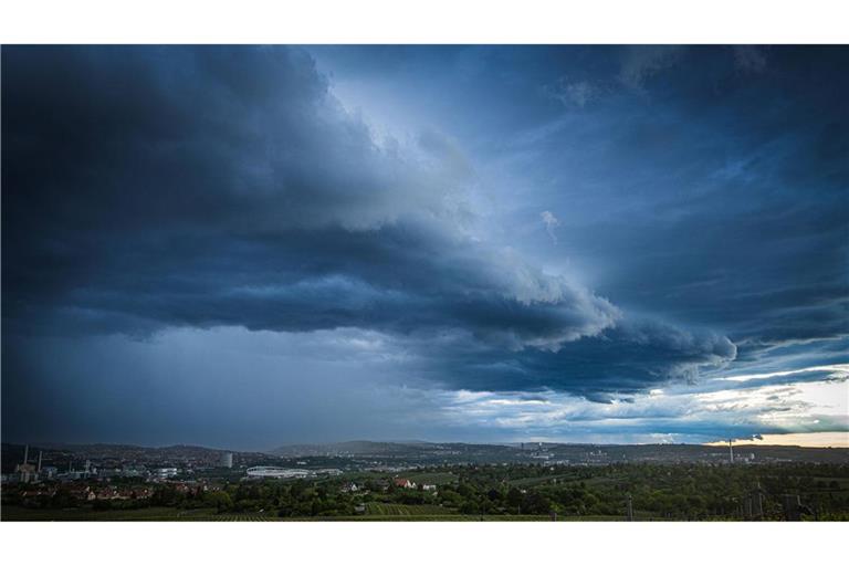 Nach dem heißen Wochenende startet die Woche etwas milder. Doch die nächsten Hitzetage und Gewitter lassen nicht lange auf sich warten. (Symbolbild)