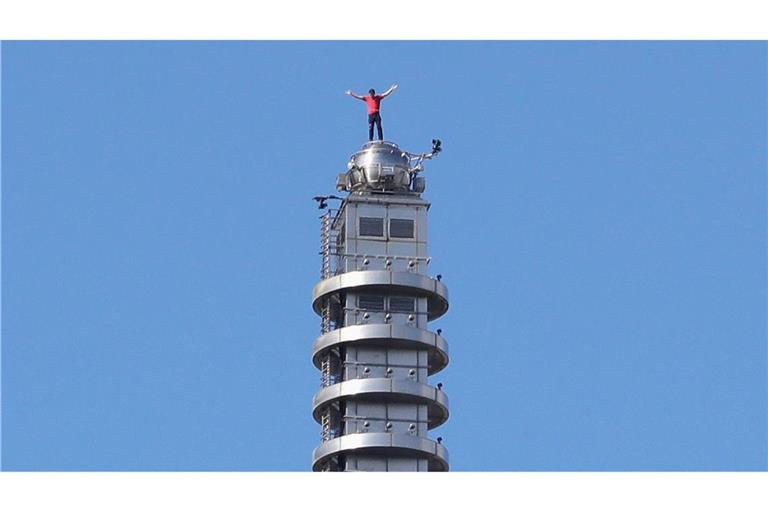 Nach dem Jubel auf der Spitze des Wolkenkratzers hat Alex Honnold ein Selfie mit seinem Smartphone geschossen.