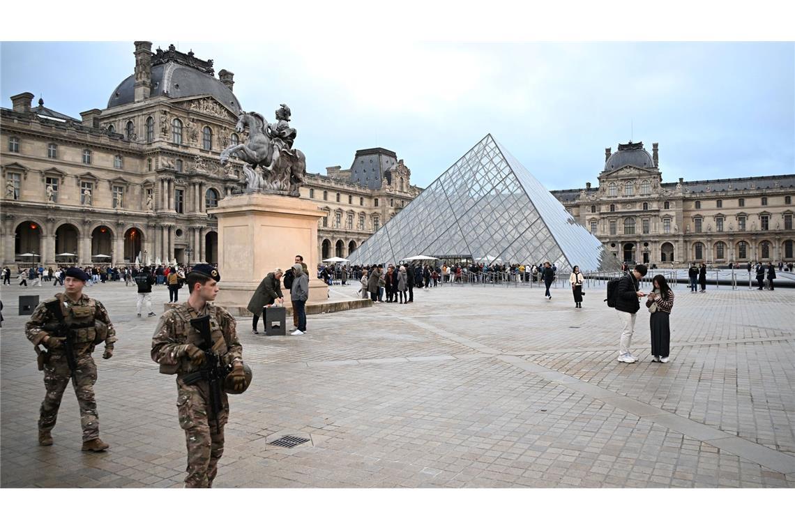 Juwelendiebstahl im Louvre – Ermittler prüfen Alarmanlage Nach dem Kunstraub im Louvre in Paris dauert die Fahndung nach den Tätern und ihrer Beute an. (Archivbild)