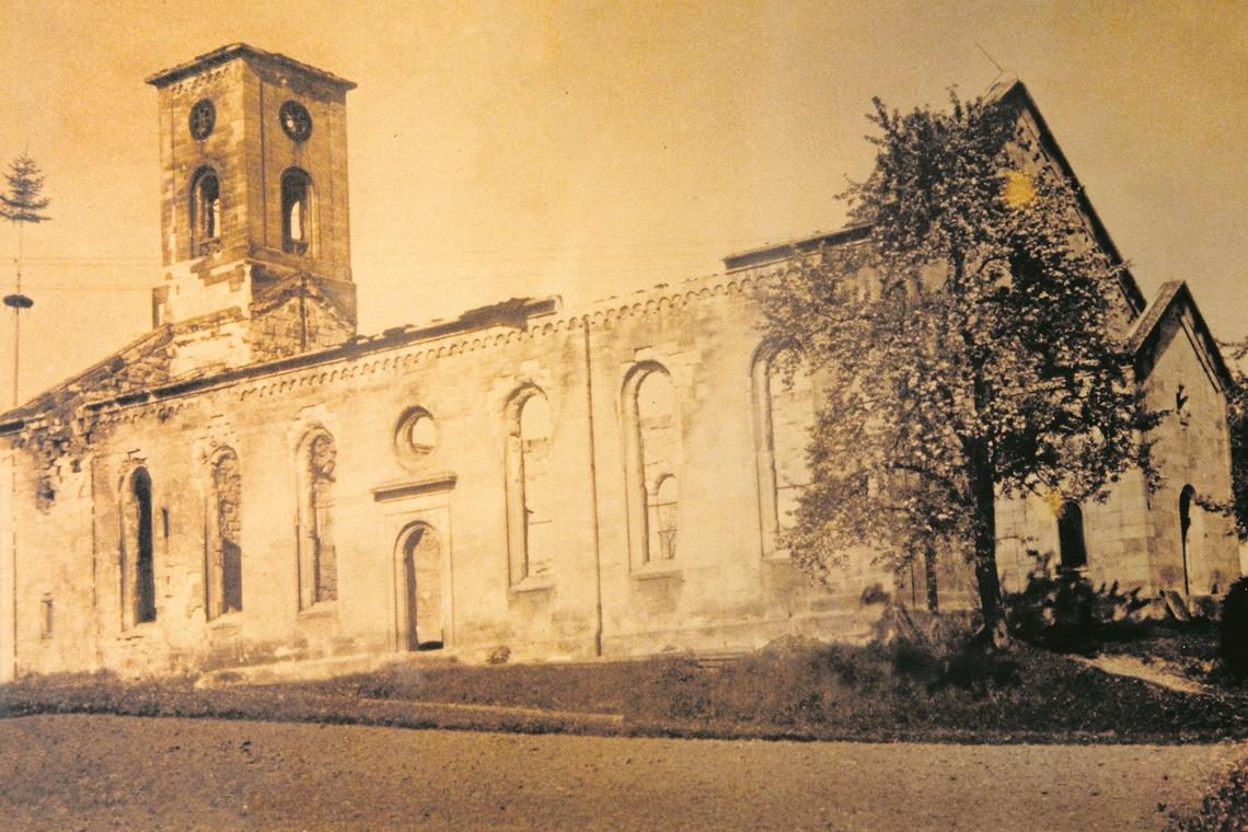 Nach dem Luftangriff zum Kriegsende steht nur noch das Gerippe der Kirchenkirnberger Kirche. Archivfoto: J. Fiedler