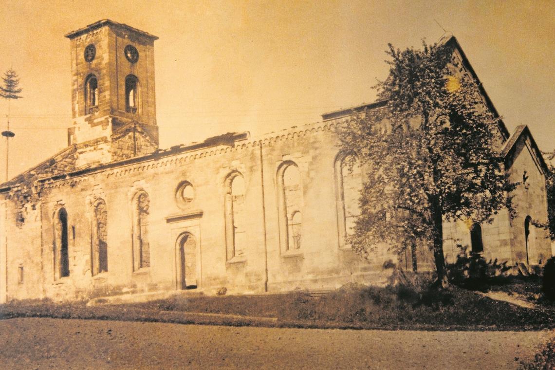 Zwischen Trümmern und Neuanfang Nach dem Luftangriff zum Kriegsende steht nur noch das Gerippe der Kirchenkirnberger Kirche. Archivfoto: J. Fiedler