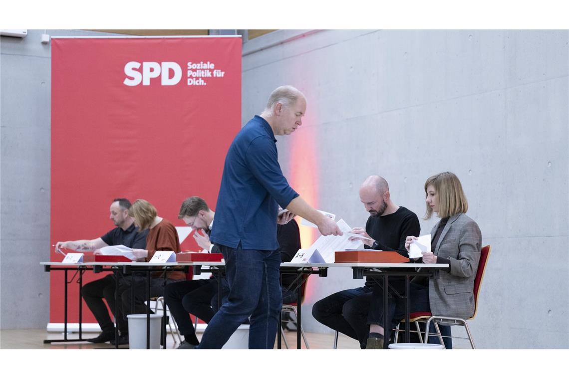 Weg für CDU-SPD-Minderheitsregierung in Sachsen frei Nach dem Mitgliedervotum der SPD in Sachsen steht dem schwarz-roten Bündnis nur noch die Wiederwahl von CDU-Ministerpräsident Kretschmer im Wege.
