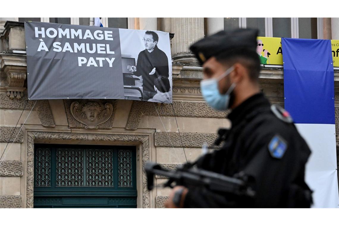 Prozess um Mord an Lehrer Samuel Paty in Paris gestartet Nach dem Mord an Samuel Paty beklagten Lehrerinnen und Lehrer in Frankreich sich über unzureichenden Schutz gegen Bedrohungen (Archivbild).