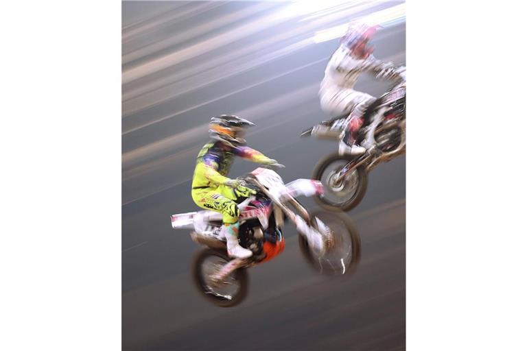 Nach dem Motorradspektakel am Wochenende in der Schleyer-Halle muss die Polizei merkwürdige Vorgänge unter Besuchern aufklären.