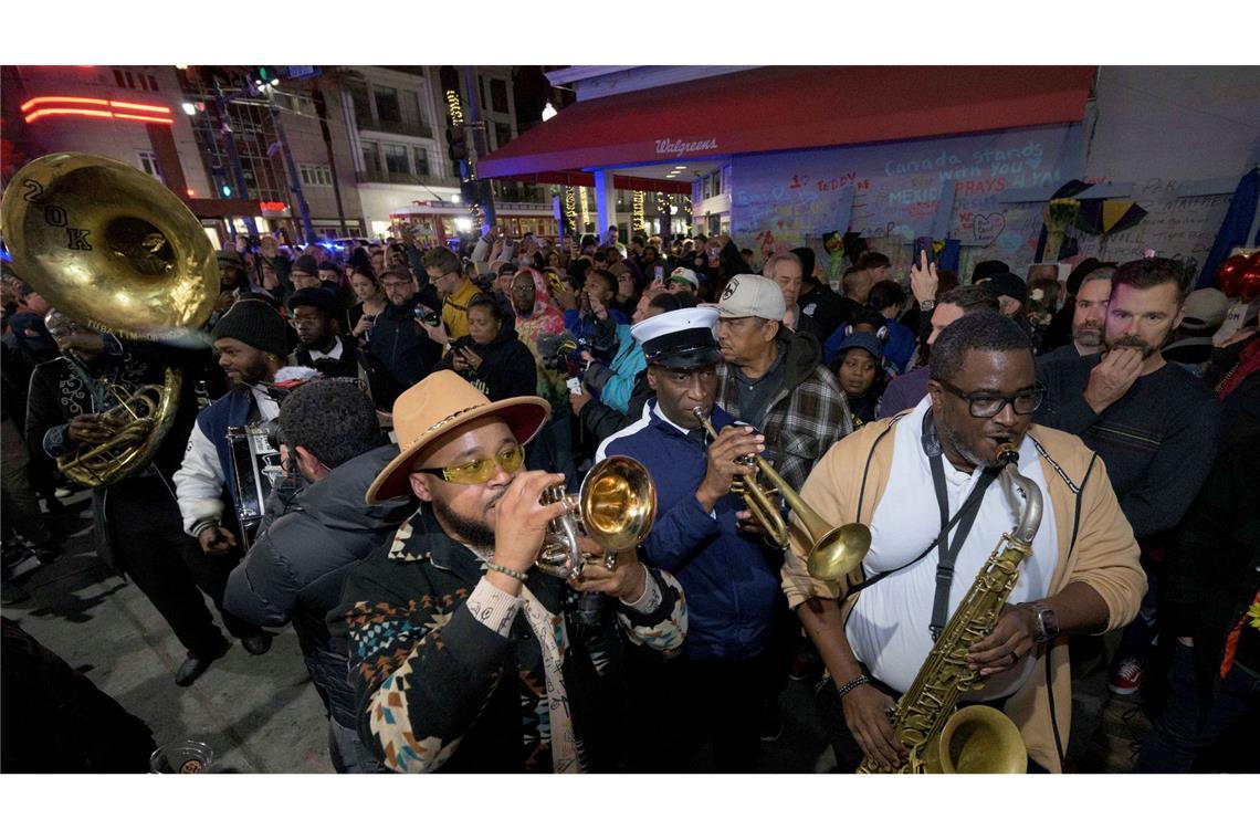 Bilder des Tages Nach dem mutmaßlichen Terroranschlag in New Orleans gibt es einen Trauermarsch mit traditioneller Musik zum Gedenken an die Opfer.