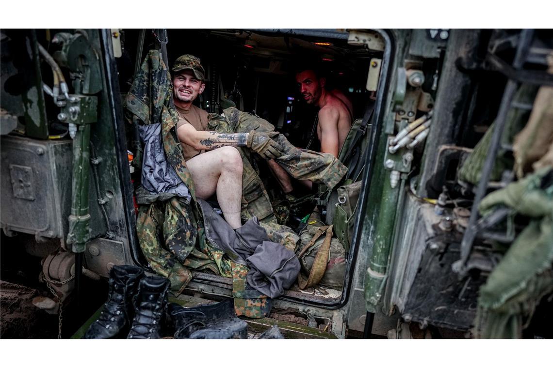 Nach dem Regen: Panzergrenadiere ziehen sich um.