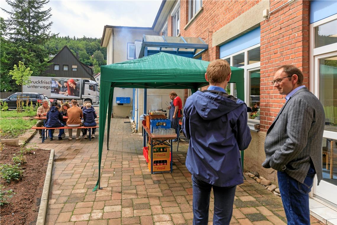 Für einen guten, geschützten Start Nach dem Rundgang übers Gelände können es sich Gäste und Bewohner noch bei einem Imbiss gut gehen lassen und sich austauschen.
