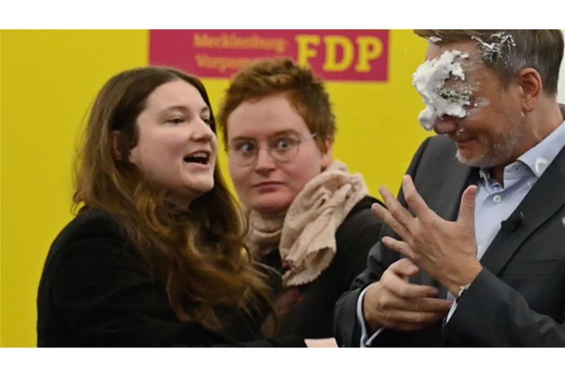 Schaumwurf auf Lindner: Ermittlung gegen Linke-Politikerin Nach dem Schaumwurf auf FDP-Chef Christian Lindner ermittelt die Polizei gegen die Werferin. (Archivbild)