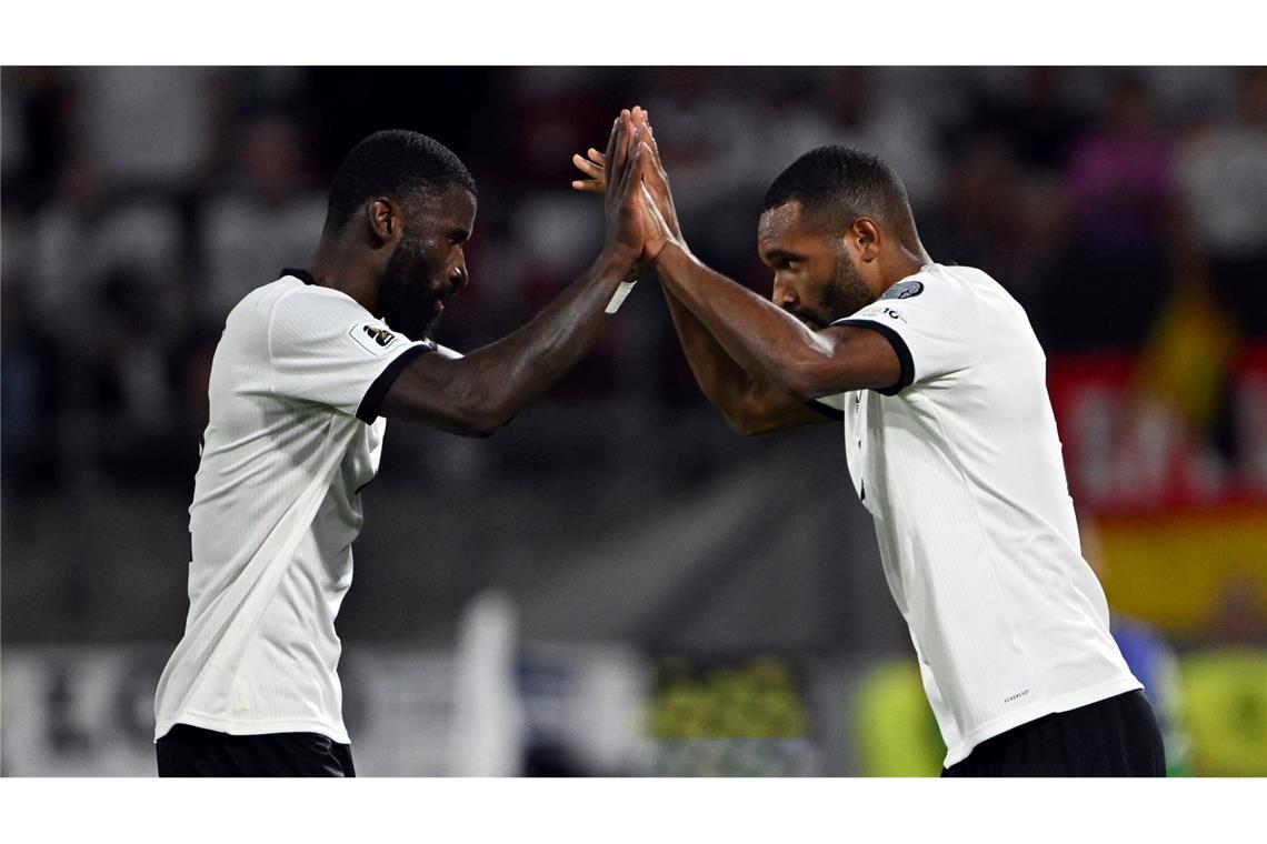 Nach dem Schlotterbeck-Aus wieder vereint im Abwehrzentrum: Antonio Rüdiger (l) und Jonathan Tah. (Archivbild)