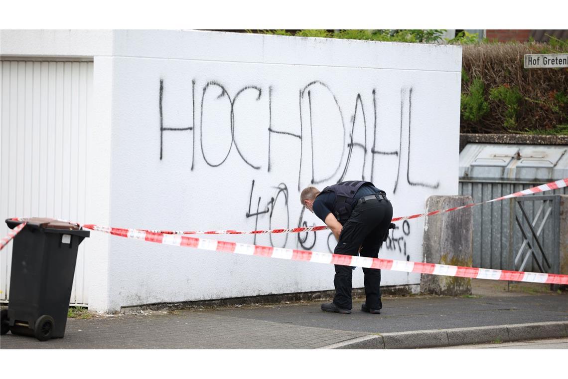 Nach dem Schuss aus der Polizeiwaffe wurden Spuren gesichert.