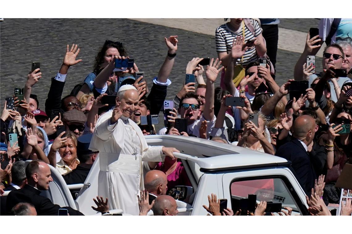 Nach dem Segen ließ sich der Papst über den Petersplatz fahren.