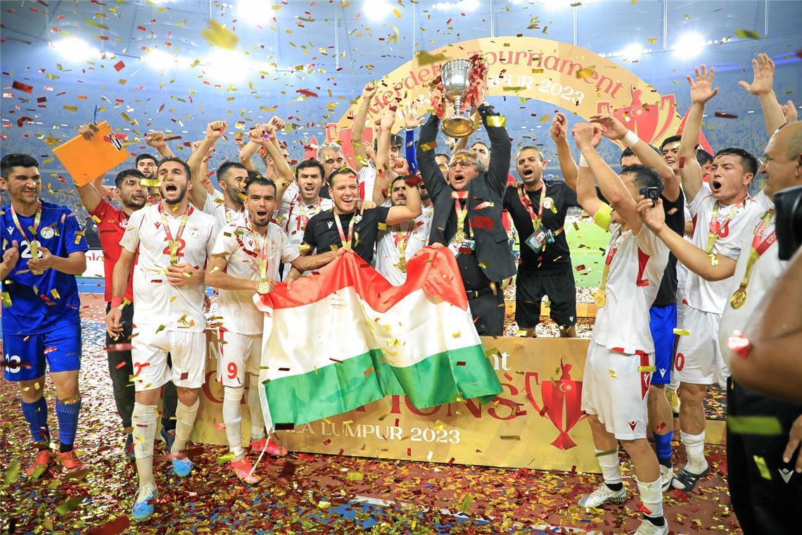 Dubai statt das frohe Fest in der Heimat Nach dem Sieg mit der Nationalelf beim Merdeka-Cup erneut im Mittelpunkt tadschikischer Glückseligkeit: Petar Segrt (mit Pokal). Foto: privat